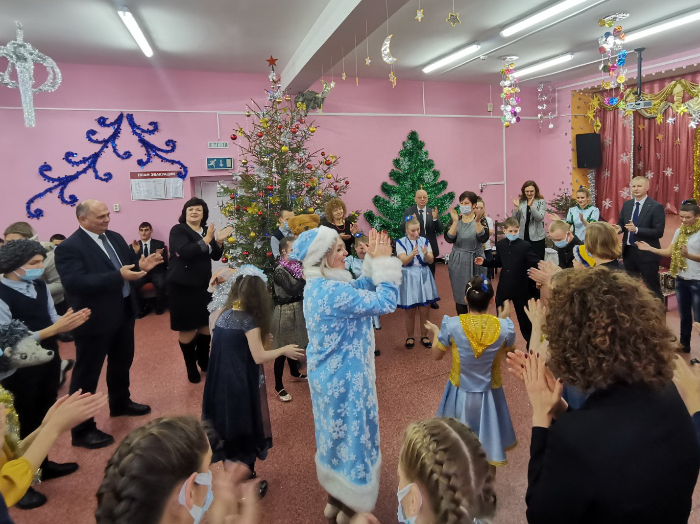 Представители администрации СЭЗ «Могилев» поздравили воспитанников «Весновского дома-интерната для детей-инвалидов» с Новым годом и Рождеством