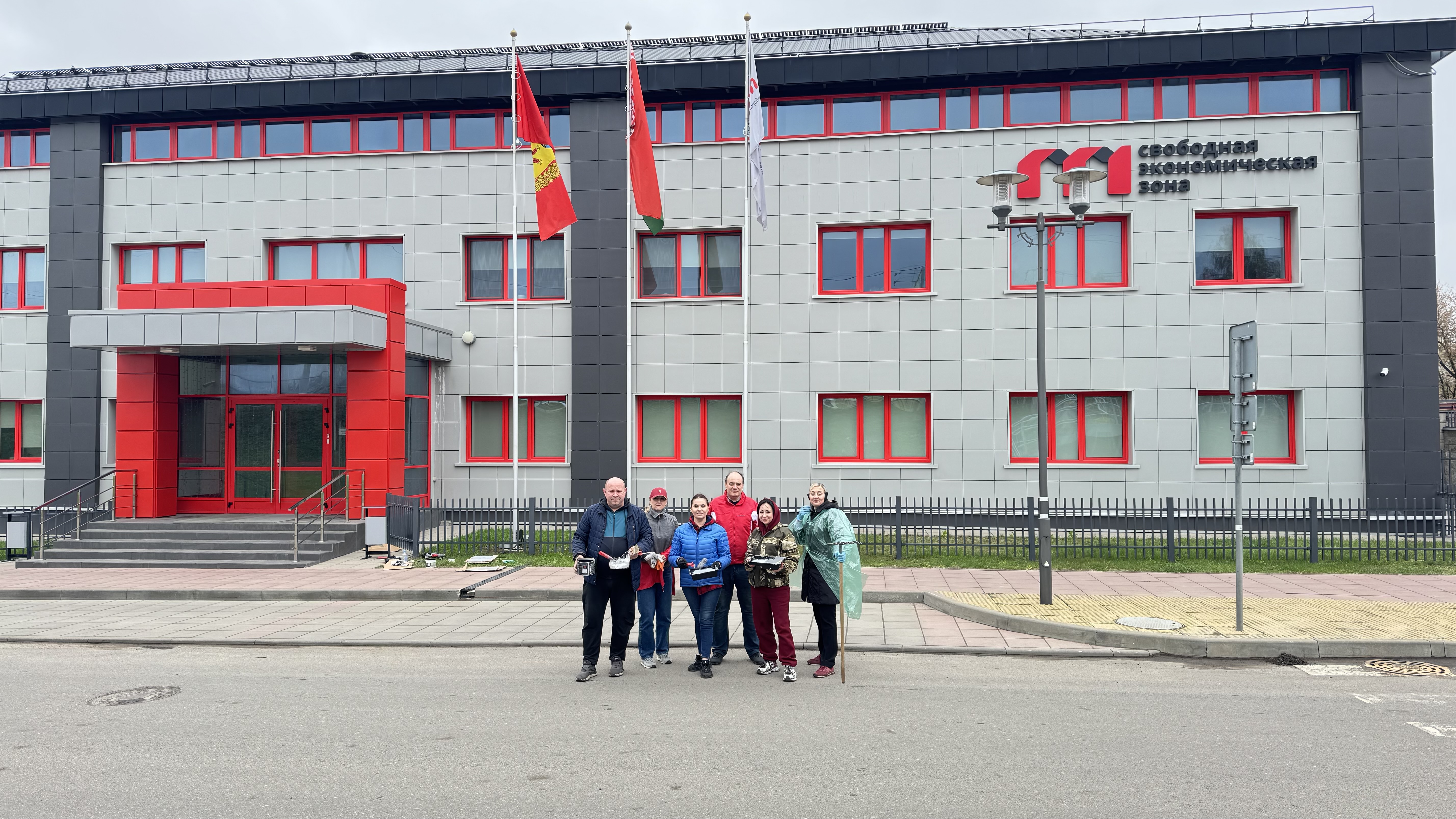 Субботник в СЭЗ «Могилёв»: порядок на благоустроенной территории