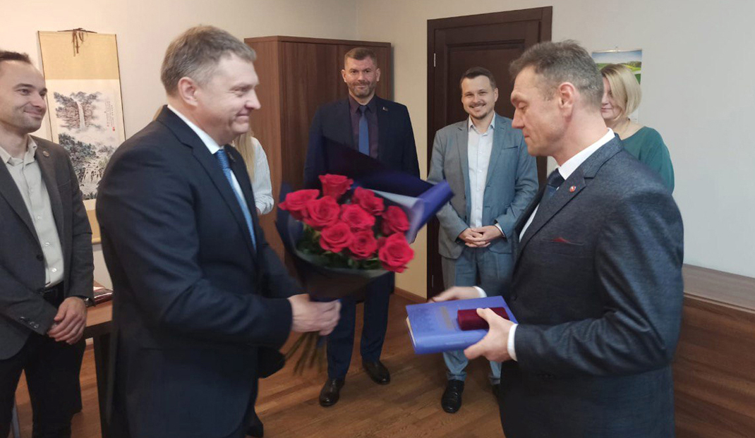Александр Червяков наградил юбилейной медалью главу администрации СЭЗ «Могилев»
