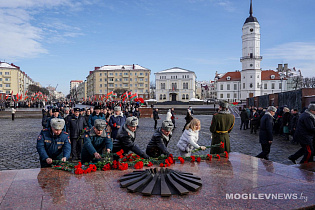 В рамках празднования Дня защитников Отечества и Вооружённых Сил Республики Беларусь глава администрации СЭЗ «Могилев» Павел Мариненко, заместители главы администрации  приняли участие в торжественной церемонии возложения цветов и венков на Площади Славы - Фото 2