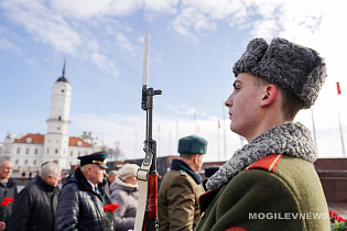 В рамках празднования Дня защитников Отечества и Вооружённых Сил Республики Беларусь глава администрации СЭЗ «Могилев» Павел Мариненко, заместители главы администрации  приняли участие в торжественной церемонии возложения цветов и венков на Площади Славы - Фото 4