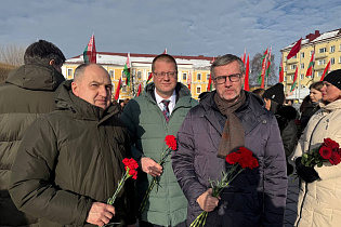 В рамках празднования Дня защитников Отечества и Вооружённых Сил Республики Беларусь глава администрации СЭЗ «Могилев» Павел Мариненко, заместители главы администрации  приняли участие в торжественной церемонии возложения цветов и венков на Площади Славы - Фото 1