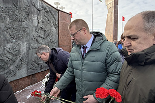В рамках празднования Дня защитников Отечества и Вооружённых Сил Республики Беларусь глава администрации СЭЗ «Могилев» Павел Мариненко, заместители главы администрации  приняли участие в торжественной церемонии возложения цветов и венков на Площади Славы - Фото 3